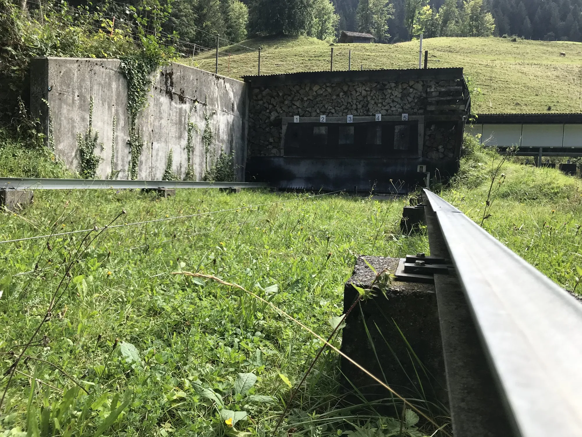 Kugelfang der Anlage aus Beton und Steinen
