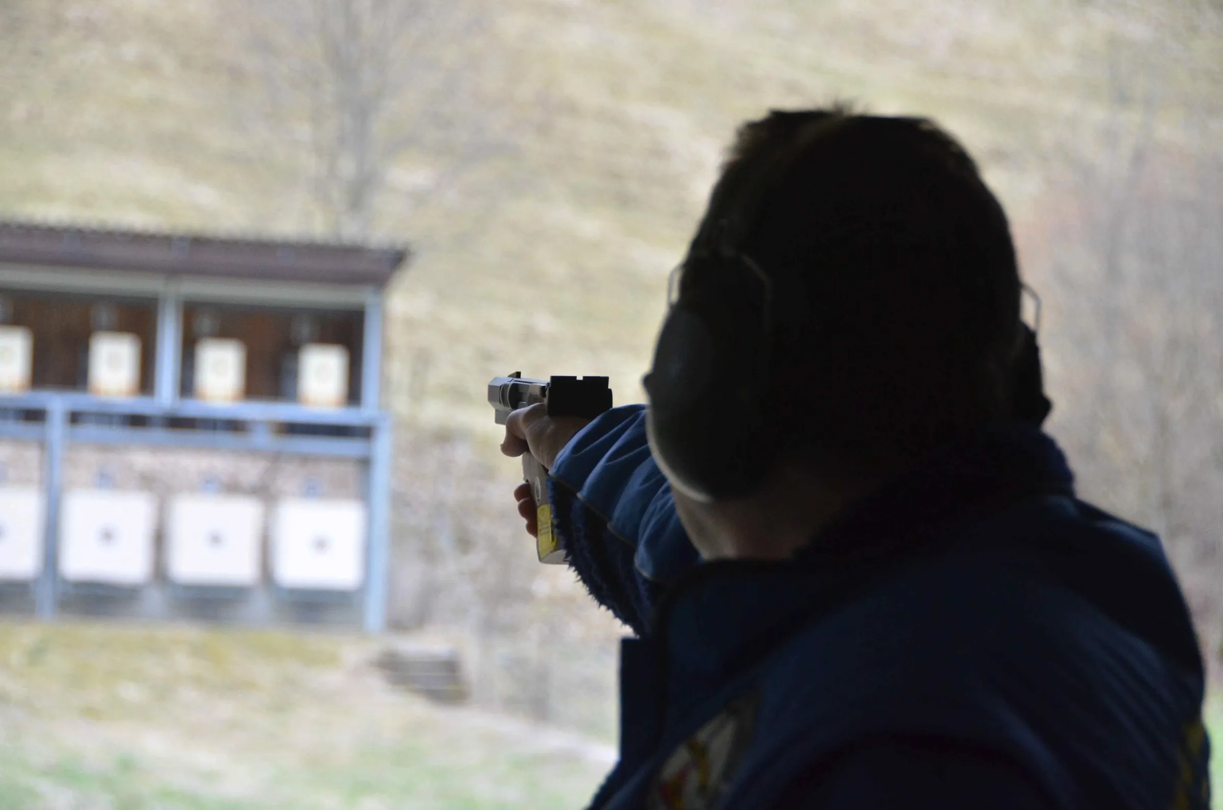 Schütze am 50-Meter-Stand der Schiessanlage Lehn in Boltigen
