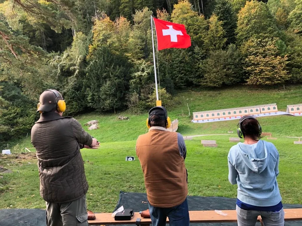 Schützen mit Schweizer Fahne am Historischen Rütlischiessen