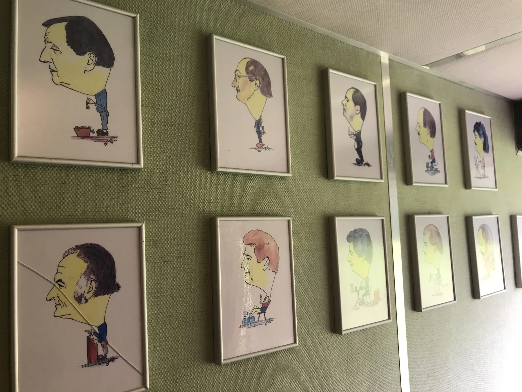 Gerahmte Mitgliederportraits an der Wand der Schützenstube