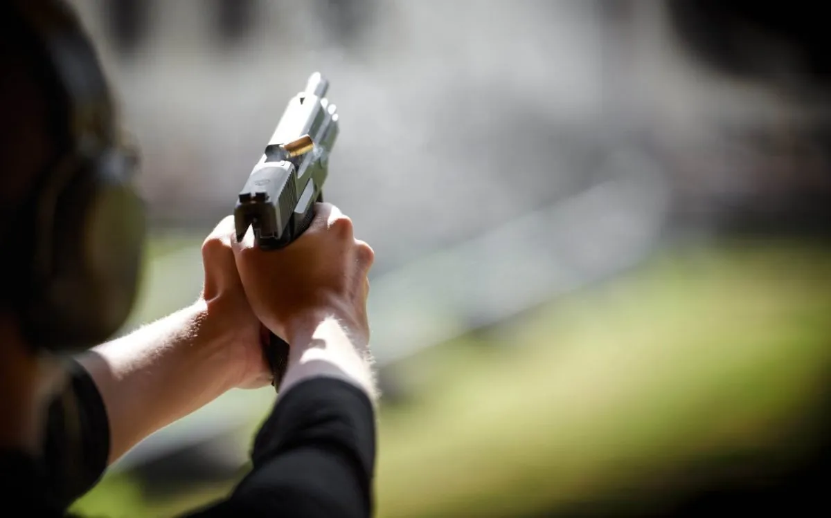 Schütze im beidhändigen Anschlag mit Sportpistole