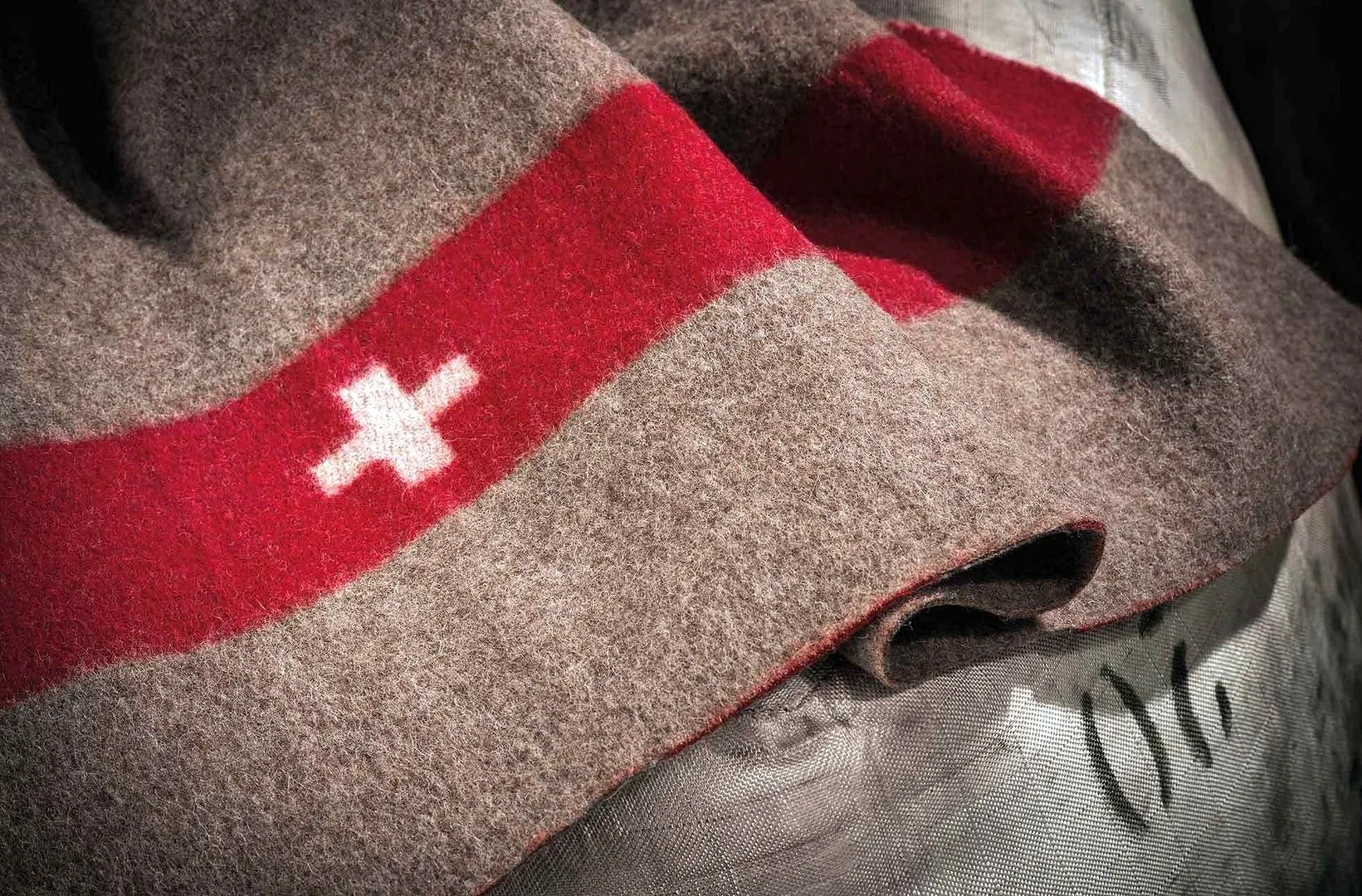 Schweizer Armeedecke mit Kreuz